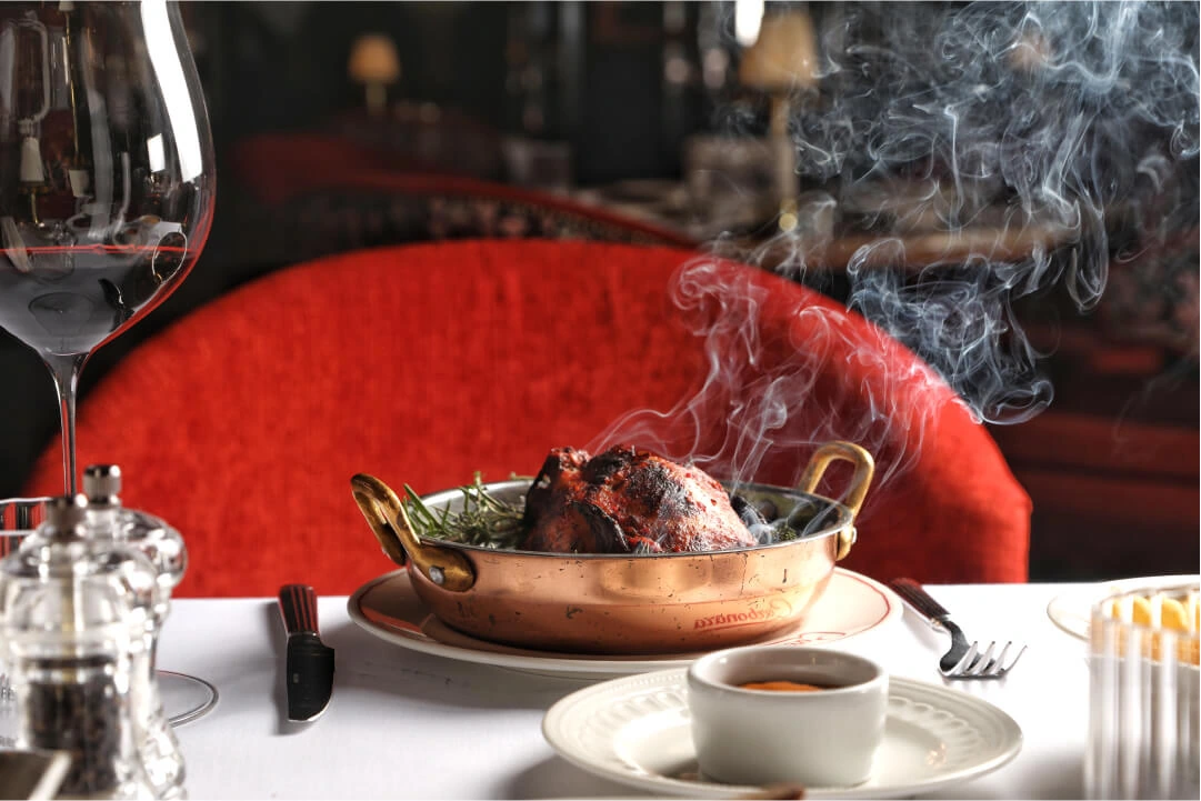 Magyar ihletésű fine dining tányér vörösborral