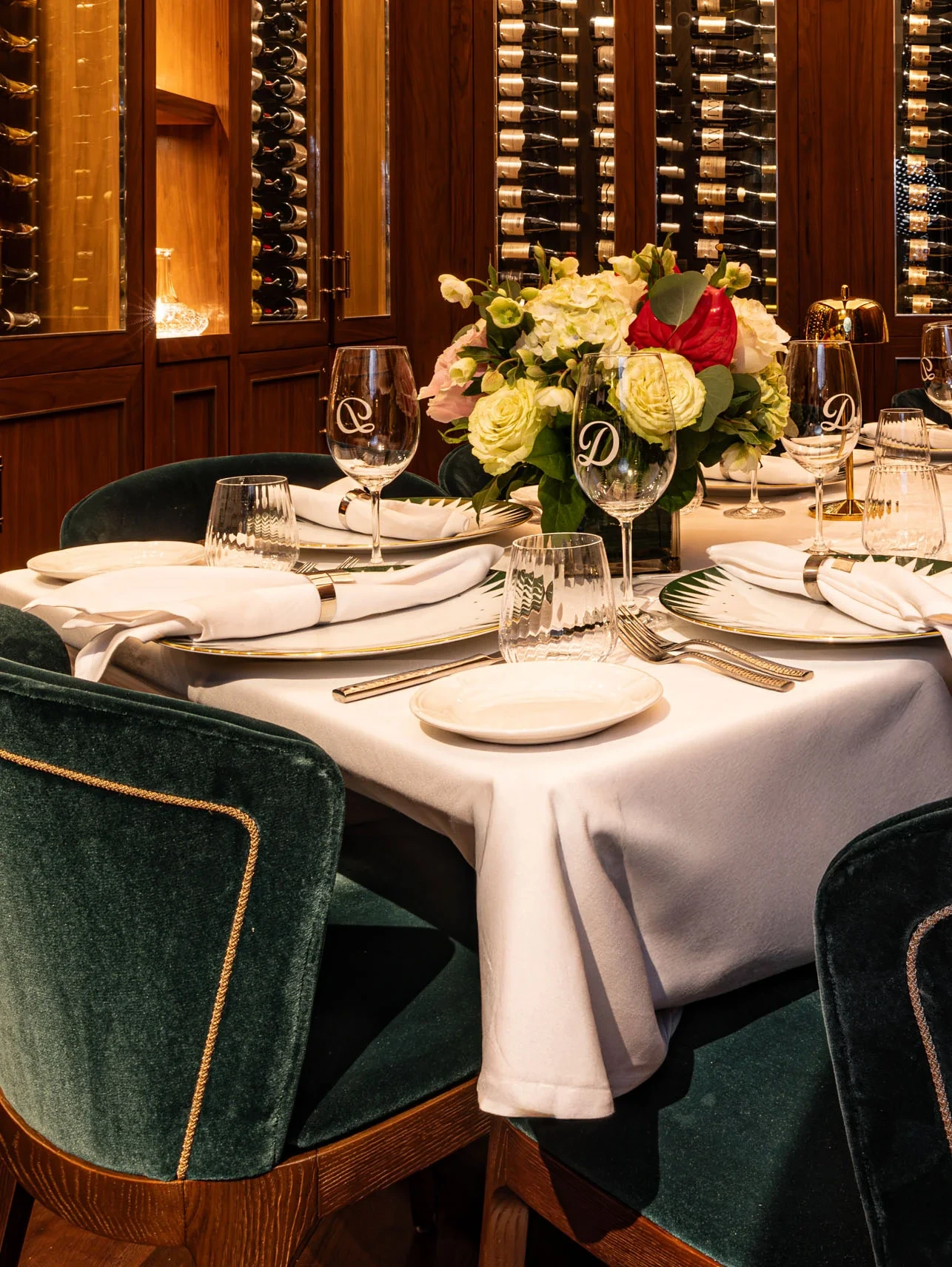 Elegáns privát kaszinóstílusú éttermi lounge Budapest éjszakai hangulatával
