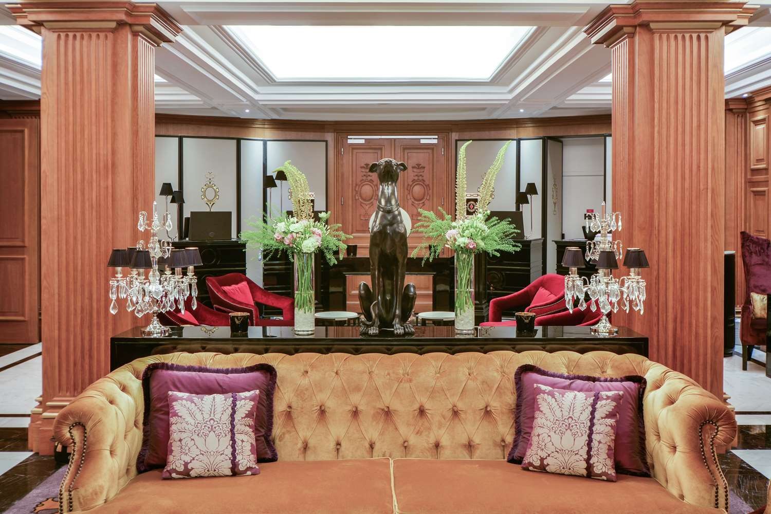 Wieczorna atmosfera w elegancko urządzone wnętrze restauracji