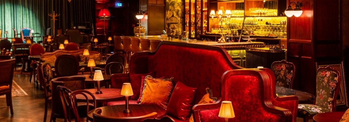 Eleganckie wnętrze restauracji z częścią wypoczynkową